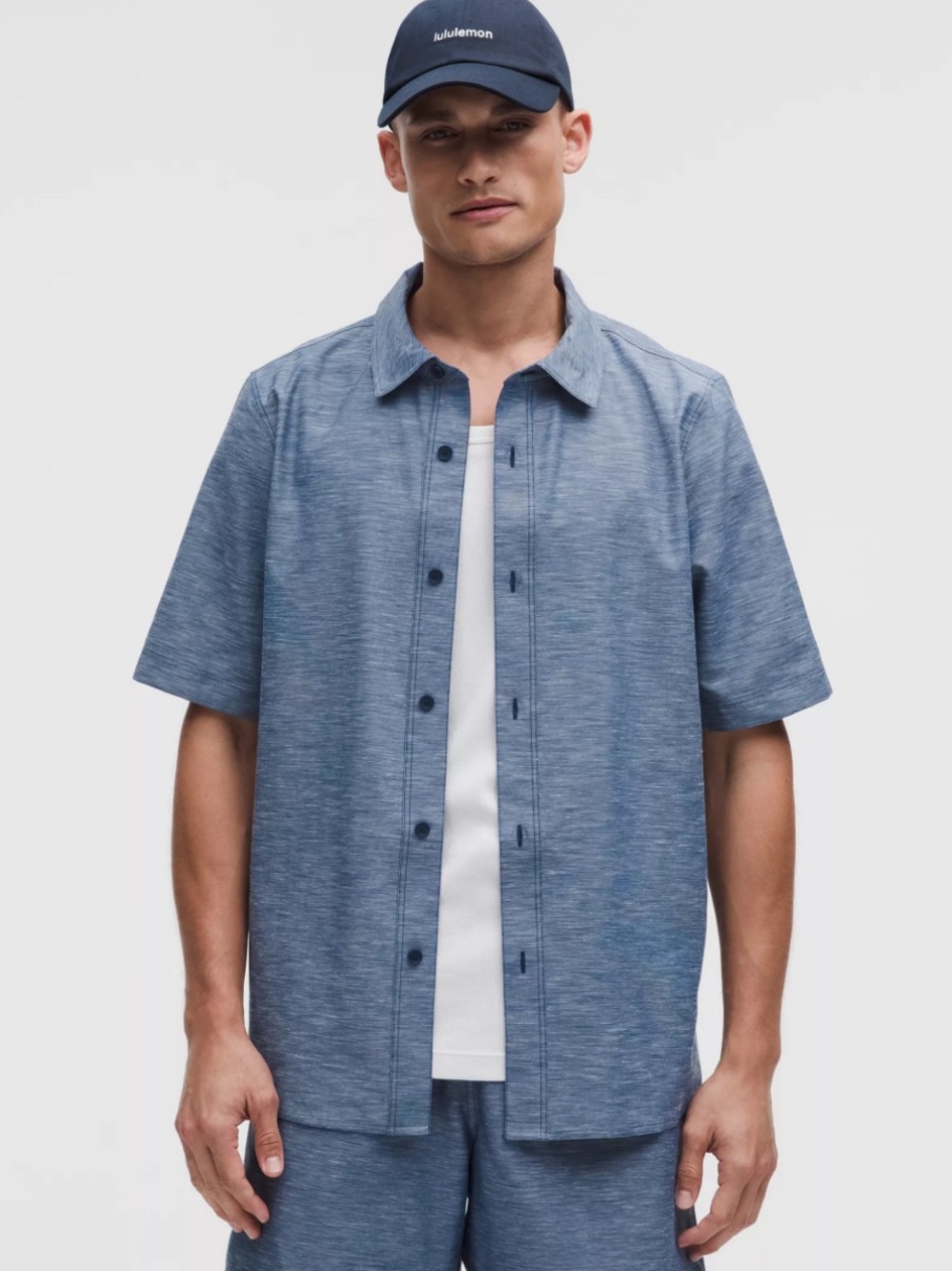 Lululemon LuluLinen Short-Sleeve
Shirt in a blue heathered Size XXL